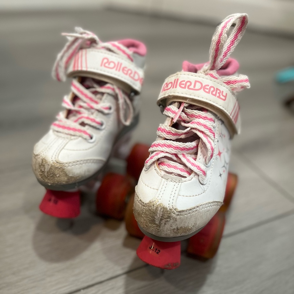Roller Derby Girl Roller Skates Pink and White - Picture 4 of 7